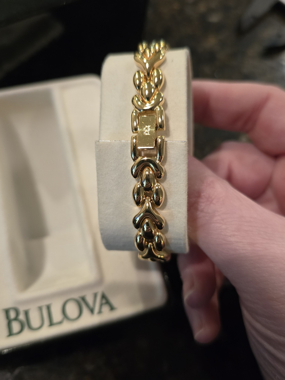 Bulova Women's Gold Bracelet Watch - Elegant Gold Tone - Picture 6 of 9
